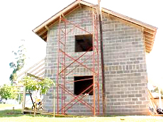 A outra casa-modelo incorpora resíduos em blocos e concretos