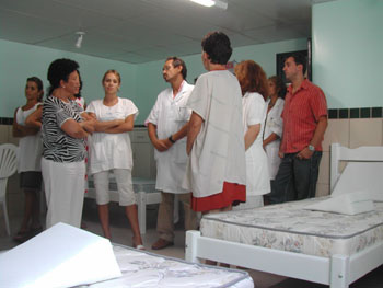 Senadora Ideli visita o projeto Mãe Canguru