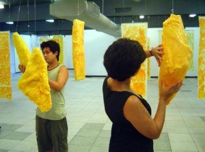 Na galeria, exposição Sentir o Sentido