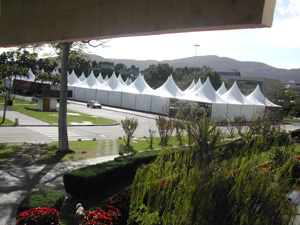 "Circo" já está montado em frente à reitoria