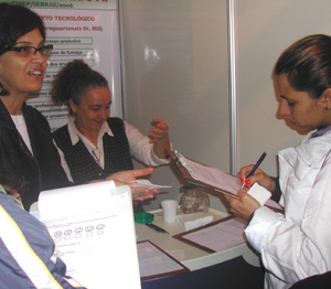 Visitantes opiniam sobre o novo produto