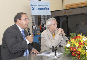 Reitor Lúcio Botelho(esq) e Johhan Gerlach, do DAAD