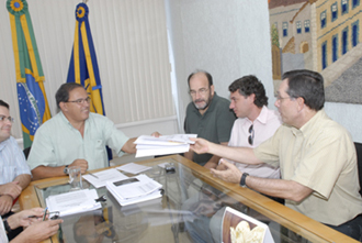 Reitor recebe a proposta do curso de relações internacionais