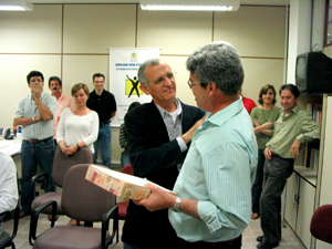 Prof Olinto homenageou Edemir em nome de toda a equipe
