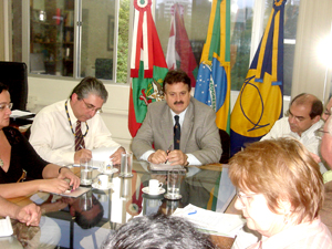 Vice-reitor Paraná (centro) presidiu sua primeira reunião