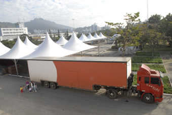 Estrutura sendo montada na Praça da Cidadania da UFSC