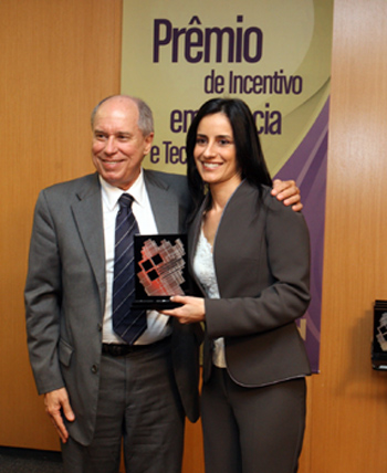 Ivana recebe o prêmio do ministro Sergio Rezende
