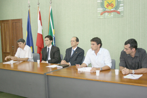 Prata (centro) coordena reunião com auditores...