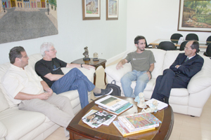 Leandro (centro), com o reitor e professores de Matemática