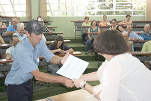 ...e recebem diplomas da reitora em exercício
