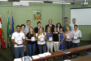 Estudantes recebem prêmio Destaques da Iniciação Científica