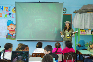 Laila apresenta Tainá para alunos do ensino fundamental