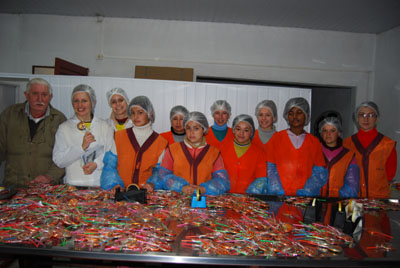 Fábrica de pirulitos recebe equipe do Rondon