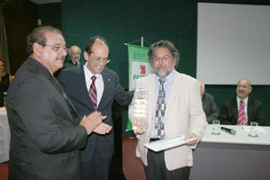 Orestes Alarcon (de branco) recebe o Prêmio Instituição