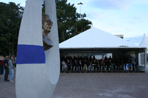Solenidade ocorreu em frente ao busto do fundador