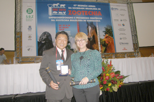 Kazama e sua orientadora, Lúcia Maria Zeoula