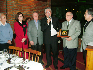Claudio Amante (centro) e Gilberto Ângelo (c/ a placa)