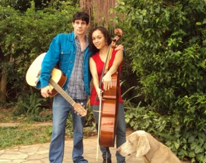 A dupla traz violão, violoncelo e voz