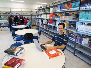 Biblioteca de Curitibanos possui 15 netbooks para empréstimo aos usuários.