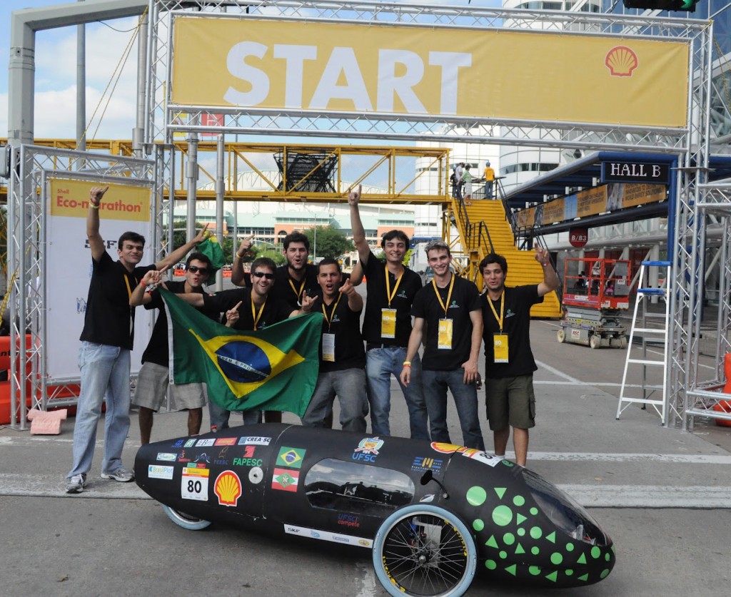 Em Houston, os integrantes da Equipe UFSC de Eficiência Energética comemoram. Da esquerda para a direita: Natan, Renan, Sheldon, Filipe, Brener, Rodrigo, Emiliano, Caio (o piloto) e Marcelo.