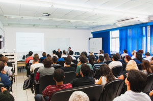 Professor Schlüter (na mesa, à esquerda) falou no mini-auditório do CFH na segunda-feira, dia 22.