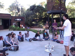 Mediação com o grupo Órion no Jardim Botânico de Medelim. Foto: Divulgação