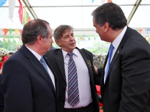 Diretor do NEA cumprimenta o ex-presidente dos Açores (esquerda) Carlos Cezar e o atual, Vasco Alves Cordeiro. Foto de José Antonio Rodrigues