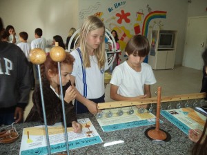 Alunos interagem com a balança de Arquimedes. Foto: divulgação Escola Básica Professora Herondina Medeiros Zeferino.