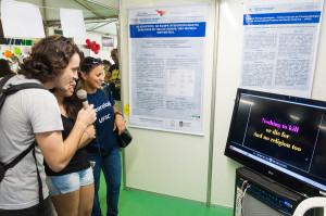 Visitantes cantam no Karaokê, no estande de Fonoaudiologia. Foto: Henrique Almeida