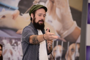 Thales Tréz, no painel "A instrumentalização dos aniamis no ensino".