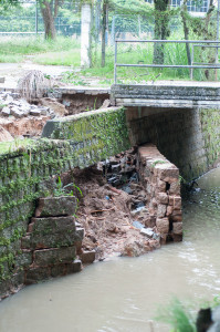 Água infiltrou e retirou base de sustentação da ponte. Foto: Caetano Machado/Agecom/DGC/UFSC