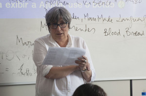 Ana Luísa fala sobre "Linguagem e Estudos de Gênero: silêncios, invisibilidades e estereótipos", durante aula aberta no CCE. (Foto: Ítalo Padilha/Agecom/UFSC)
