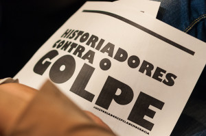Parte da plateia trouxe cartazes à palestra de Marilena Chauí. Foto: Henrique Almeida/Agecom/UFSC