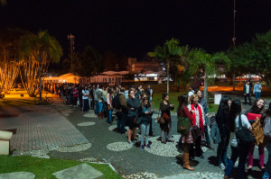 Fila para entrar na aula de Marilena Chauí chegava à EdUFSC. Dezenas ficaram de fora. Foto: Henrique Almeida/Agecom/UFSC