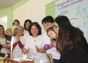 Sabrina Rosete Homem e a filha Malu também ajudaram as coordenadoras do Grupo a apagar as velinhas comemorativas dos 20 anos de atuação. (Foto: Mayra Cajueiro Warren/Agecom/UFSC)