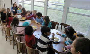 Atividade de lanche conjunto do projeto "Este Lugar também é Seu", no NDI. (Foto: Divulgação)