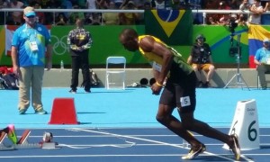 De azul o senhor Walmor Battistotti e a frente, o atleta Usain Bolt. Foto: Divulgação