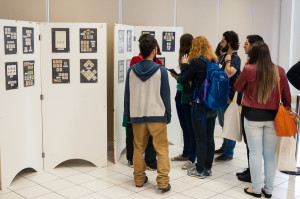 Durante a exibição do fóssil, houve também a exposição de coleções de selos com desenhos de fungos. (Foto: Henrique Almeida/Agecom/UFSC)