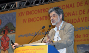 O pediatra Carlos González durante palestra de abertura do XIV Enam e IV Enacs. (Foto: Caetano Machado/Agecom/UFSC)
