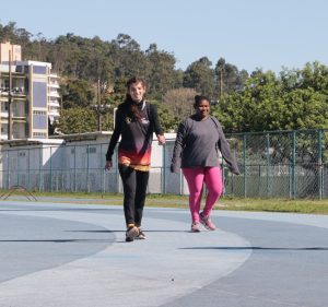 Alícia e Sara caminham na pista de atletismo da UFSC